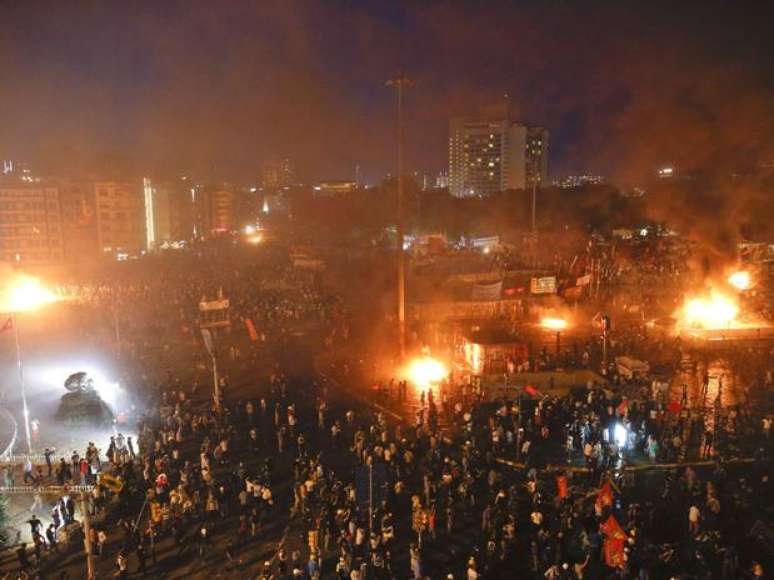 <p>Taksim: semanas de mobilização, protestos e confrontos na Turquia terminam com vitória popular</p>