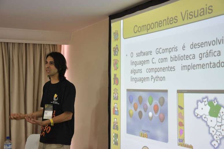 Marcelo Simba da Cruz mostrou como usar o GCompris, software de aplicações educacionais recomendado para crianças de 2 a 10 anos, em sala de aula