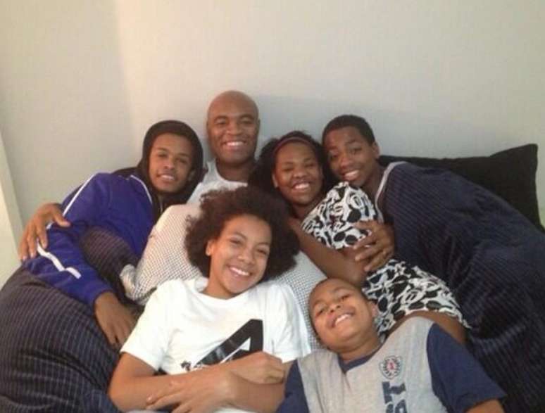 dezembro Anderson Silva posta foto com a fam&iacute;lia: 'Minha Turma do Didi'