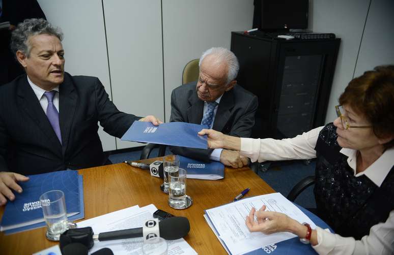 Ao lado do senador Pedro Simon (PMDB-RS), João Vicente Goulart (esq.) entrega dossiê à coordenadora da Comissão Nacional da Verdade, Rosa Maria Cardoso