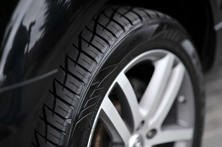 As marcações sobre a largura dos pneus são sempre demarcadas nas laterais