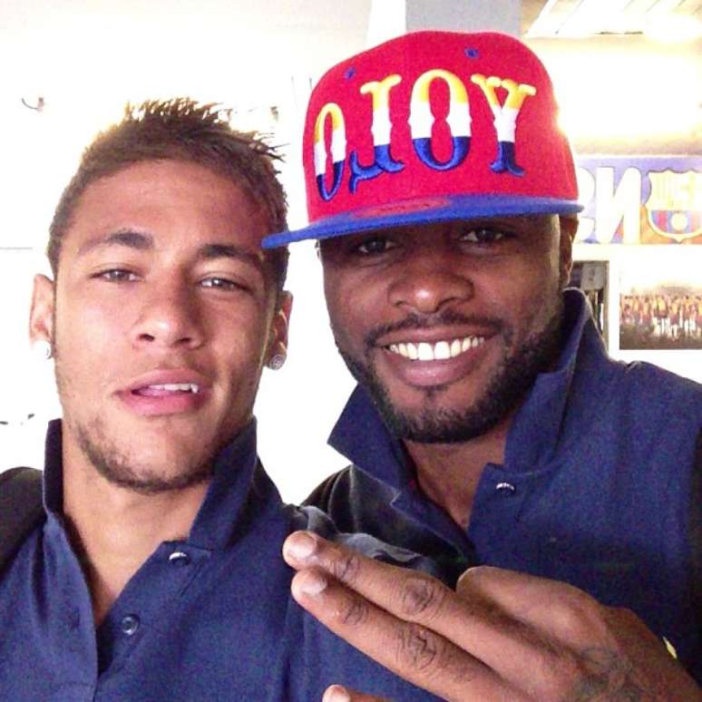 <p>Neymar e Alex Song criaram amizade no Barcelona, publicando v&aacute;rias fotos juntos no Instagram</p>
