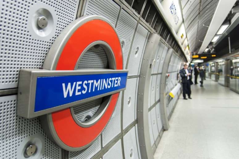 O metrô de Londres é conhecido por ser o maior do mundo em extensão, com 408 km e 11 linhas e 270 estações, somando cerca de 3,5 milhões de passageiros diariamente. O preço varia por zonas: para andar dentro da zona 1, por exemplo, pagando em dinheiro, o custo é de 4,5 libras (R$ 17) por viagem. É possível carregar um cartão: o bilhete então sai por 2,1 libras (R$ 7,96)