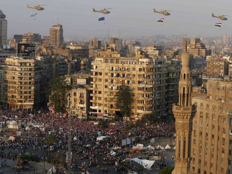 Helicópteros do Exército egípcio sobrevoam a Praça Tahrir tomada por manifestantes