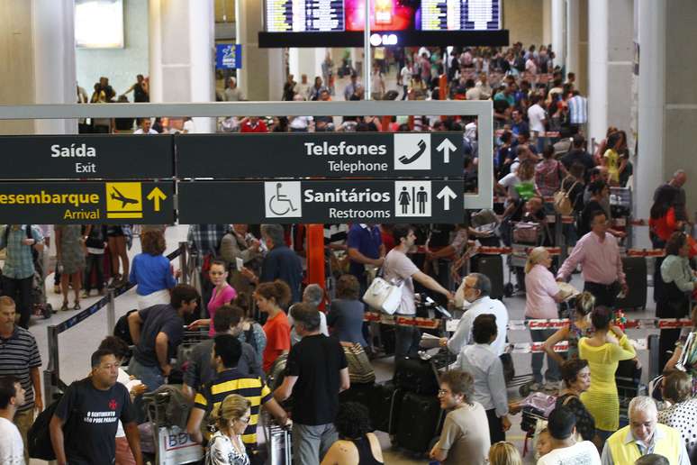 <p>Saguão do Aeroporto Santos Dumont, no Rio de Janeiro, costuma ficar lotado antes do feriadão de Natal; viajar de madrugada pode ser vantajoso financeiramente</p>