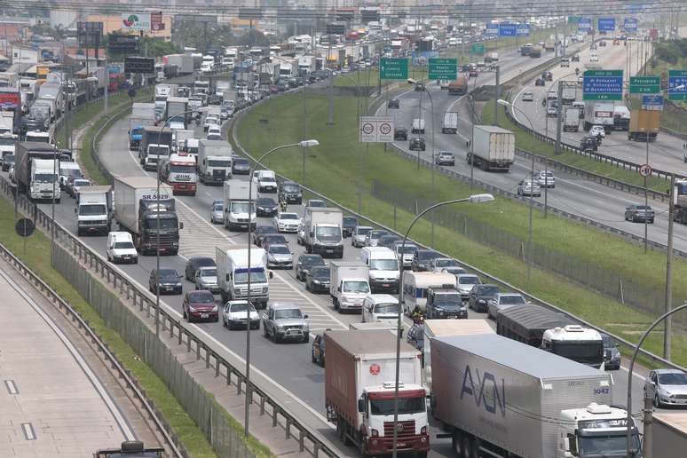 <p>Em Osasco (SP), a rodovia Castello Branco registra lentidão na pista marginal, no sentido São Paulo</p>