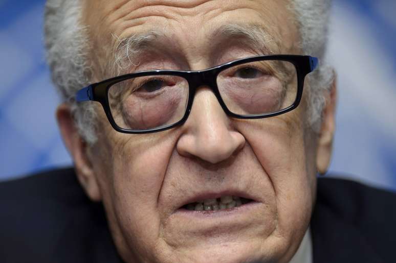 Lakhdar Brahimi concede entrevista coletiva em Genebra