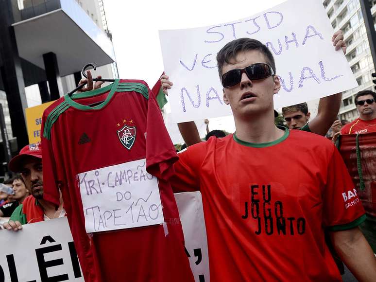 <p>Torcedores da Portuguesa protestam contra decisão que salvou o Fluminense e rebaixou a Portuguesa</p>