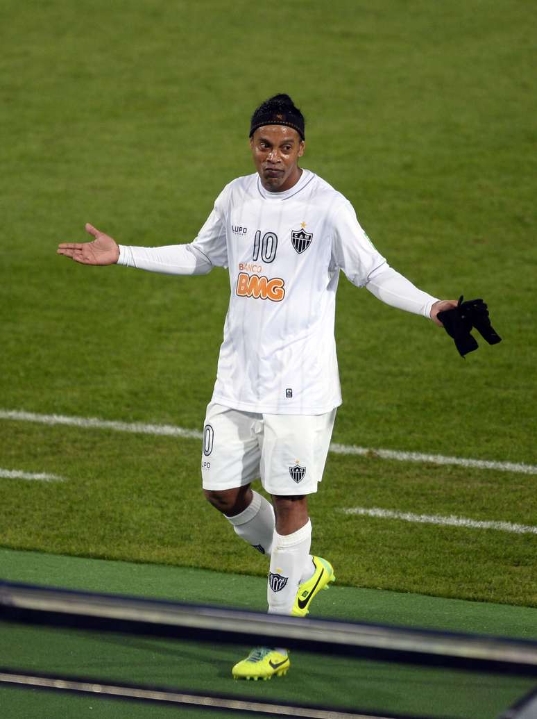 <p>Presidente Alexandre Kalil garantiu que o meia Ronaldinho permanecerá no clube a torcedores que encontrou em Marrakech</p>