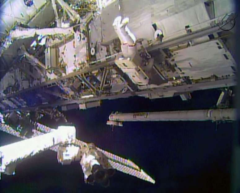 Astronauta Rick Mastracchio trabalha do lado de fora da Estação Espacial Internacional (ISS)