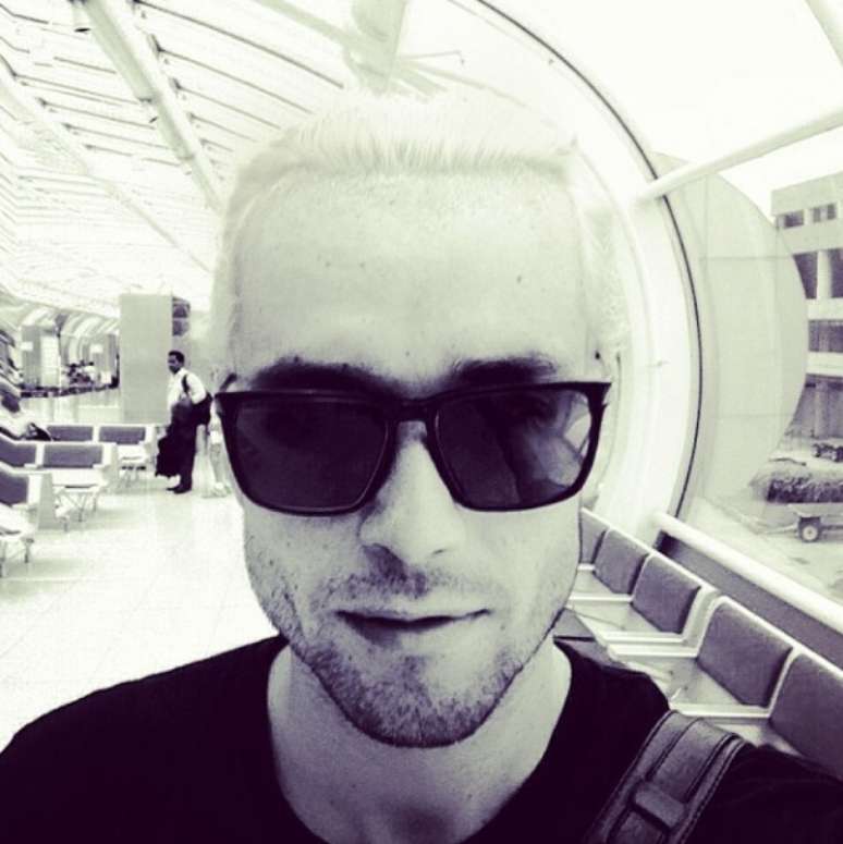 Ap&oacute;s pedidos, o ator tirou o bon&eacute; e mostrou o novo visual aos f&atilde;s