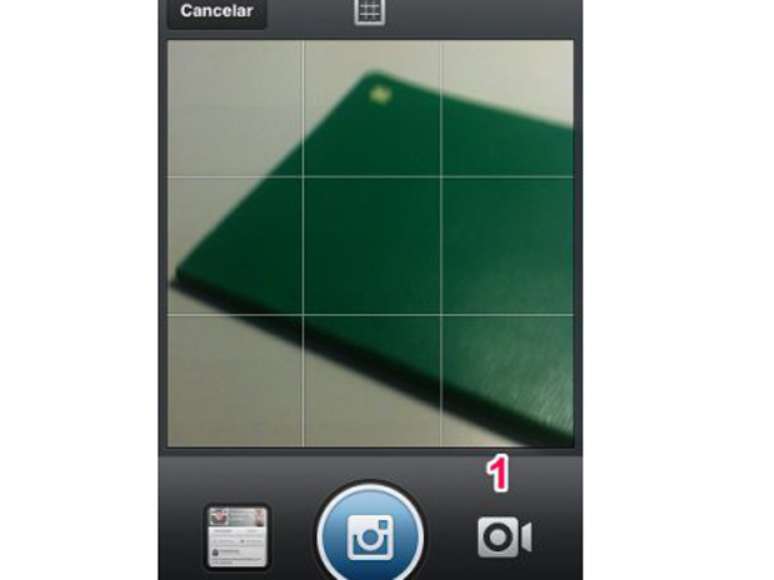 <p>Selecione o bot&atilde;o&nbsp;central para abrir a op&ccedil;&atilde;o de capturar.&nbsp;Em seguida, clique no &iacute;cone da filmadora</p>