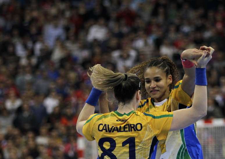 Alexandra leva o prêmio de melhor jogadora do mundo no handebol