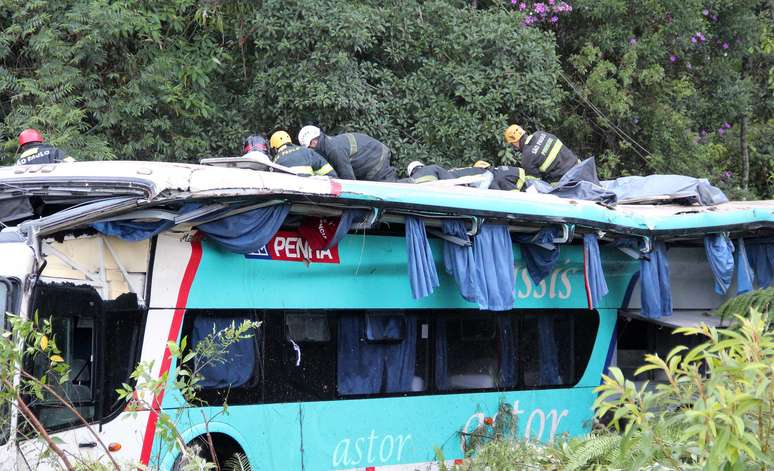 Argentina: Acidente com carro funerário deixa dois mortos