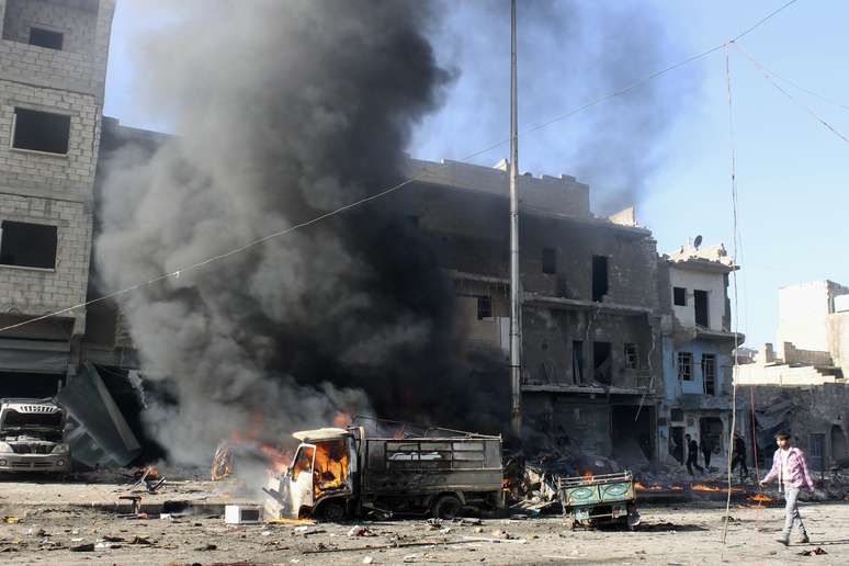 Série de ataques aéreos do governo sírio destruiu carros e edifícios, além de deixar dezenas de vítimas