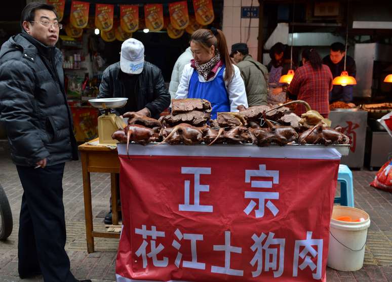 <p>Apesar da carne de cachorro não ser amplamente consumida na China, ela pode ser encontrada em alguns restaurantes, especialmente no sul, </p>