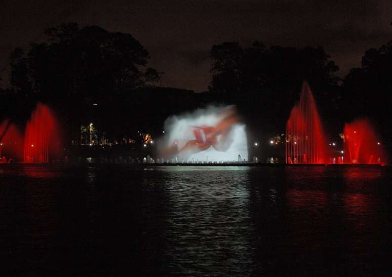 Imagens natalinas são projetadas na fonte multimídia do lago do parque do Ibirapuera