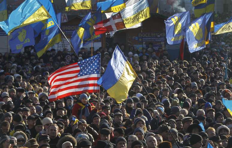 Bandeira dos Estados Unidos está entre os símbolos empunhados por manifestantes em Kiev