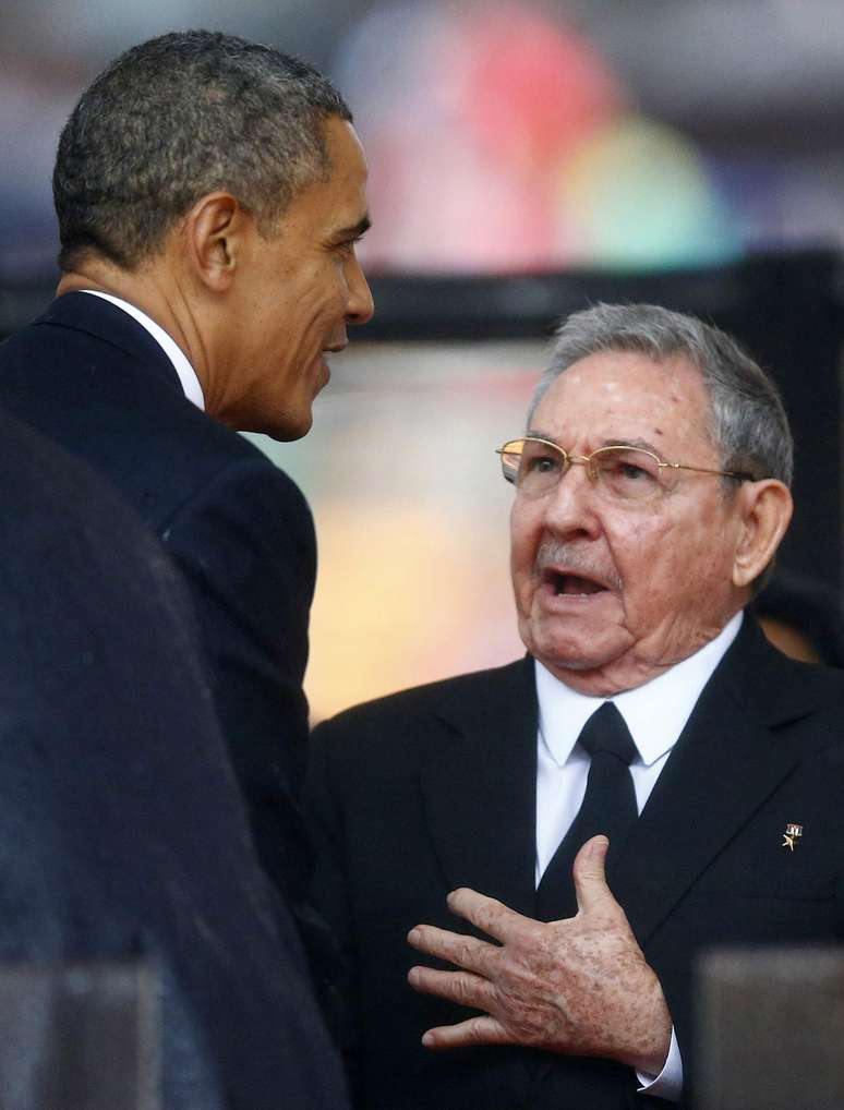 Raúl Castro falou com o presidente americano Barack Obama durante o aperto de mão que trocaram nos funerais de Nelson Mandela