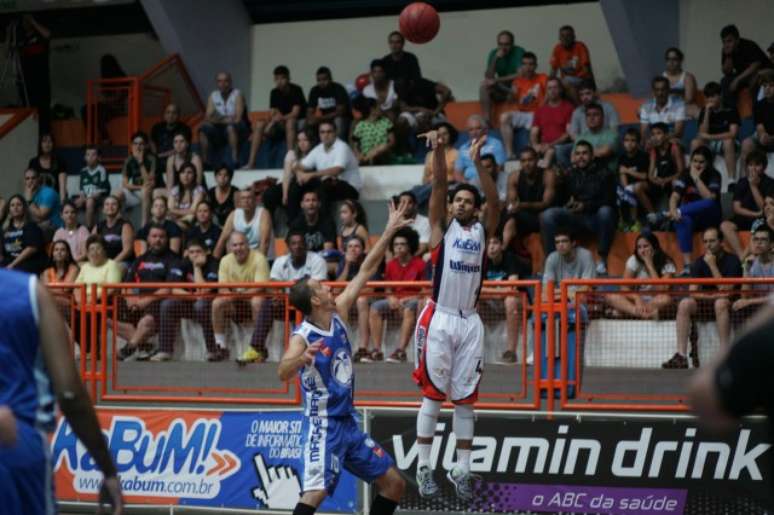 Ginásios de basquete no Brasil são muito menores que as arenas americanas