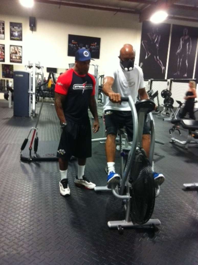 Rog&eacute;rio Cam&otilde;es acompanha trabalho aer&oacute;bico de Anderson Silva