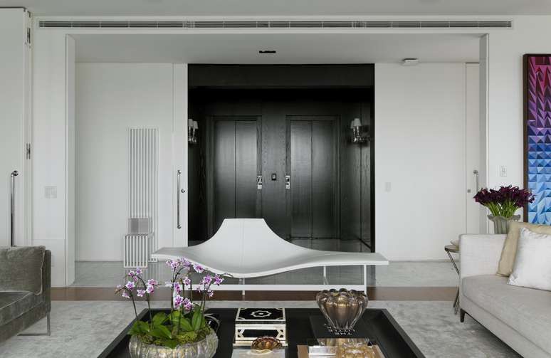 A parte mais atraente deste apartamento, segundo o arquiteto Diego Revollo, é o hall de entrada preto com os tons mais claros da sala adjacente