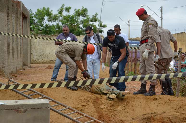 Bombeiros retiram corpo encontrado em buraco de obra no sudoeste da Bahia