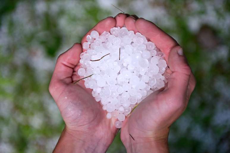 Bastante comuns no verão, as chuvas de granizo podem ocorrer em situações de alta temperatura e grande umidade relativa do ar