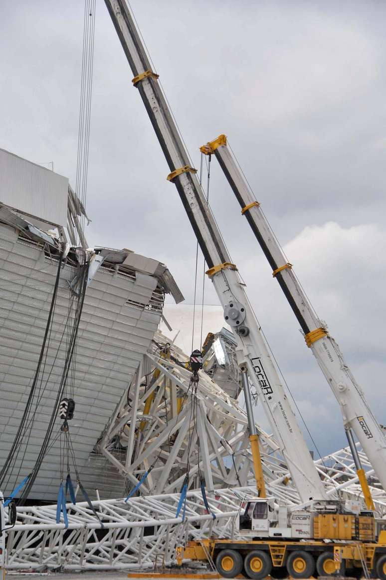 <p>Acidente com guindaste atrasou entrega da Arena Corinthians</p>