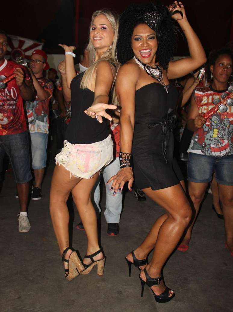Mônica Arpor e Simone Sampaio caíram no samba com a Dragões da Real no último sábado (21), em São Paulo