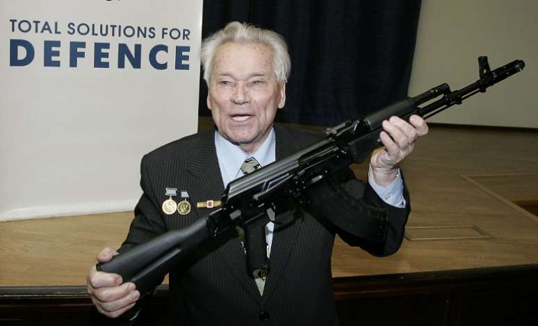 Mikhail Kalashnikov, em foto de 2006, segura a sua invenção, o rifle AK-47