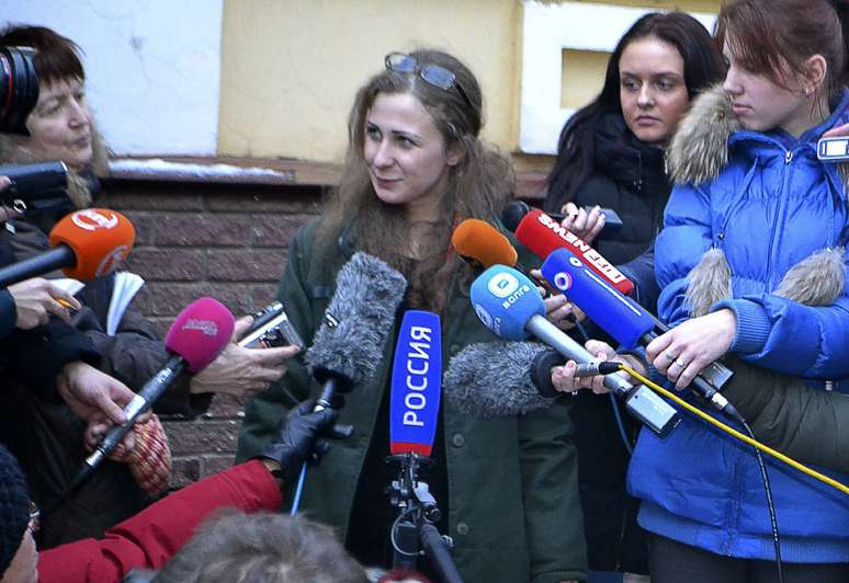 <p>Maria Alyokhina conversa com a imprensa ao sair da pris&atilde;o, em Nizhny Novgorod</p>