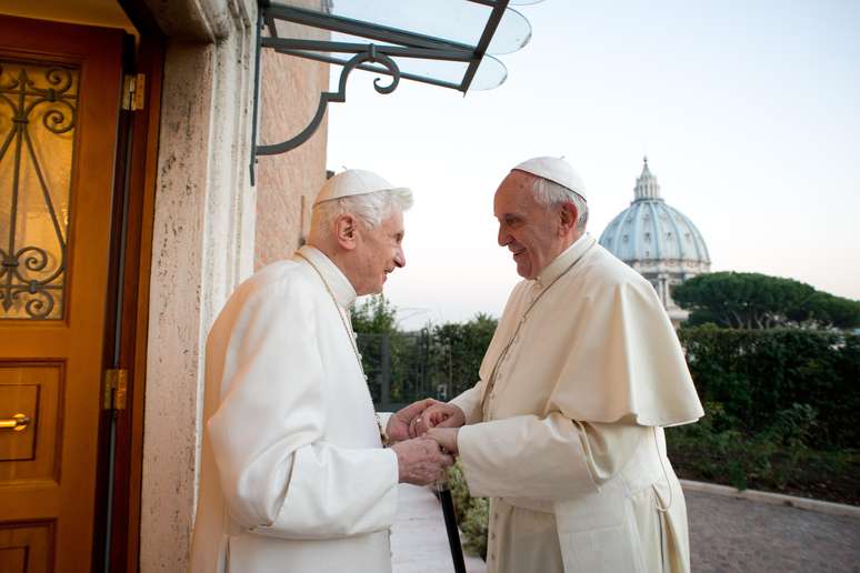 O papa emérito Bento XVI recebe Francisco na sua casa no Vaticano