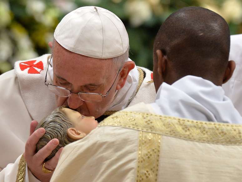<p>Papa Francisco beija uma estátua do menino Jesus durante a Missa do Galo na Basílica de São Pedro, no Vaticano</p>