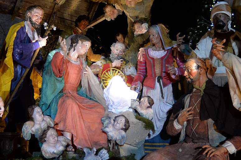<p>A representação do nascimento de Jesus conta com 16 estátuas em tamanho natural</p>