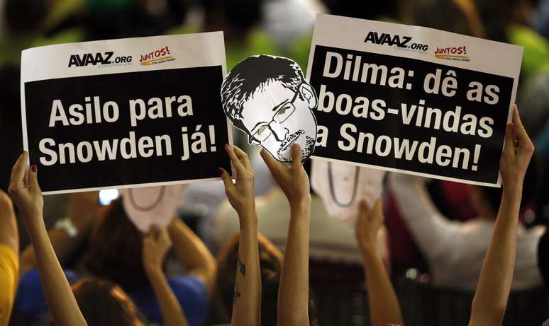 <p>Brasileiros erguem placas pedindo para que o Brasil abrigue Edward Snowden</p>