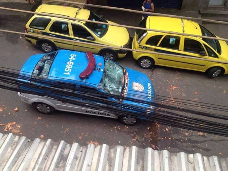 <p>Policiais militares procuravam por traficantes quando foram recebidos a tiros na Rocinha</p>