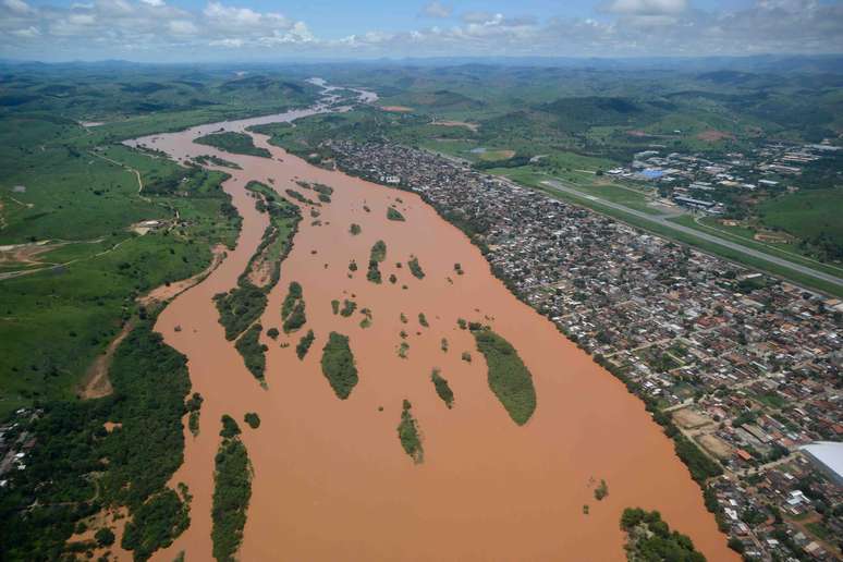 <p>Cheia de rios preocupa moradores de munic&iacute;pios mineiros, como Governador Valadares</p>