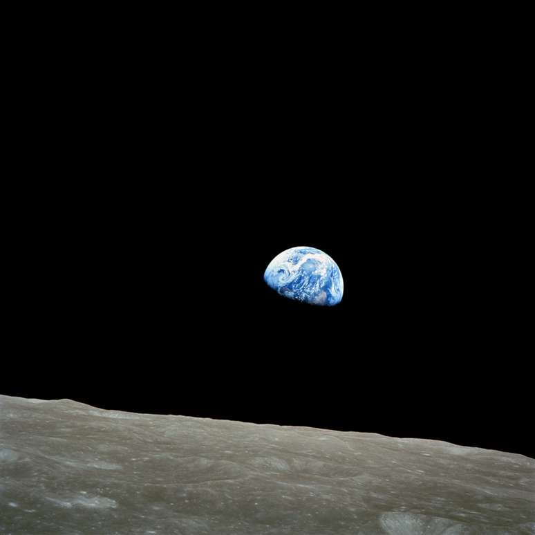 <p><b>24 de dezembro -&nbsp;</b>H&aacute; 45 anos, os tripulantes da miss&atilde;o Apollo 8 fizeram a primeira viagem humana &agrave; Lua. Ao&nbsp;abandonar a &oacute;rbita da Terra, o&nbsp;astronauta William Anders registrou uma imagem que ficaria marcada na hist&oacute;ria: &#39;Nascer da Terra&#39;, feita em em 24 de dezembro de 1968, que mostra o planeta surgindo parcialmente na sombra, como um nascer do Sol. A viagem, que fazia parte do Projeto Apollo, teve dura&ccedil;&atilde;o de seis dias e n&atilde;o levou o homem a pisar na Lua, mas a atingir a &oacute;rbita do sat&eacute;lite natural</p>