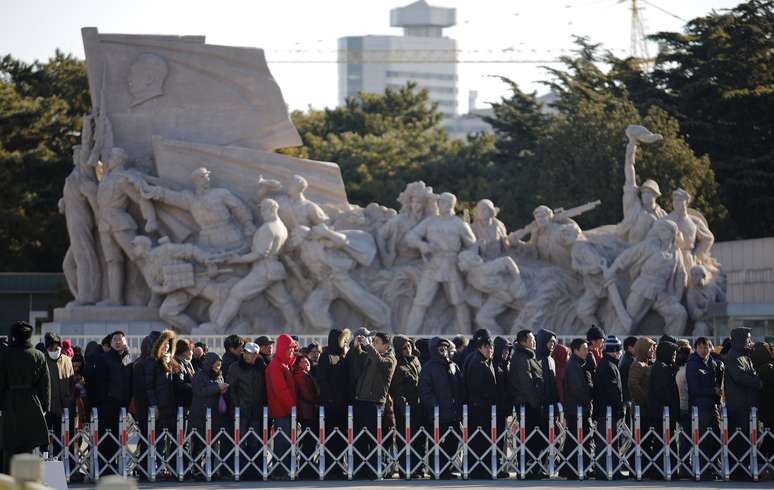 Chineses fazem fila para entrar no mausoléu onde se encontra o corpo embalsamado do "Grande Timoneiro", na capital Pequim