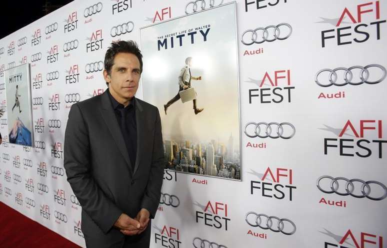 O ator Ben Stiller posa na exibição do filme "A Vida Secreta Walter Mitty" durante o AFI Fest em Hollywood. No novo filme "A Vida Secreta de Walter Mitty" (2013), o protagonista, interpretado por Stiller, é caçoado pelo seu chefe Ted (Adam Scott), que o chama de Major Tom, por ficar "fora do ar" algumas vezes durante o trabalho. O filme estreia em circuito nacional neste dia da Natal. 13/11/2013