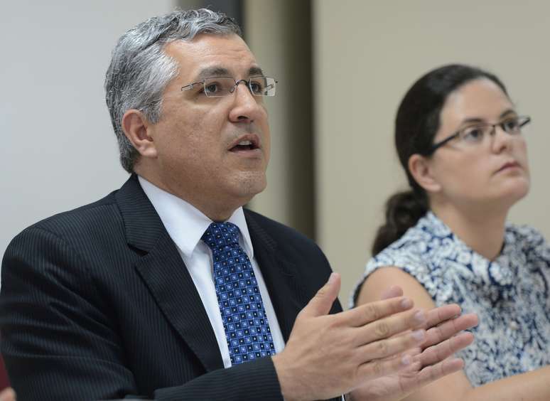 <p>Ministro da Saúde, Alexandre Padilha, durante videoconferência com autoridades de Espírito Santo e Minas Gerais para tratar de medidas emergenciais de auxílio aos desabrigados e desalojados pelas enchentes</p>