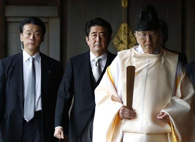 <p>O primeiro-ministro do Japão, Shinzo Abe, durante a polêmica visita ao santuário Yasukuni, em 26 de dezembro</p>