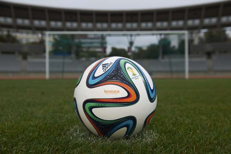 Versão original da bola que será usada na Copa é fabricada na China