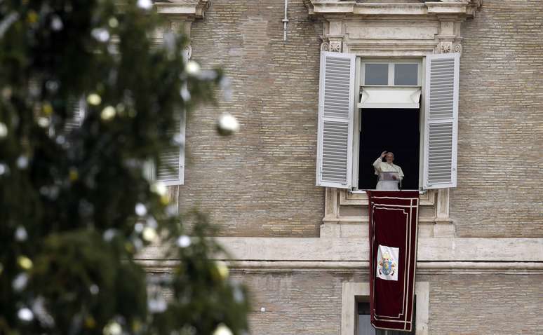 Francisco acena da janela do seu apartamento no Vaticano