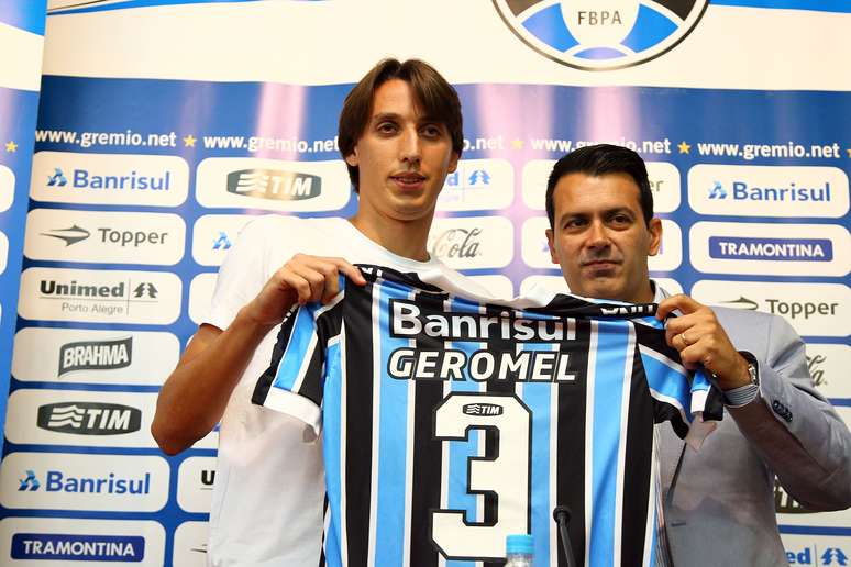 Rui Costa d&aacute; a camisa 3 do Gr&ecirc;mio a Pedro Geromel