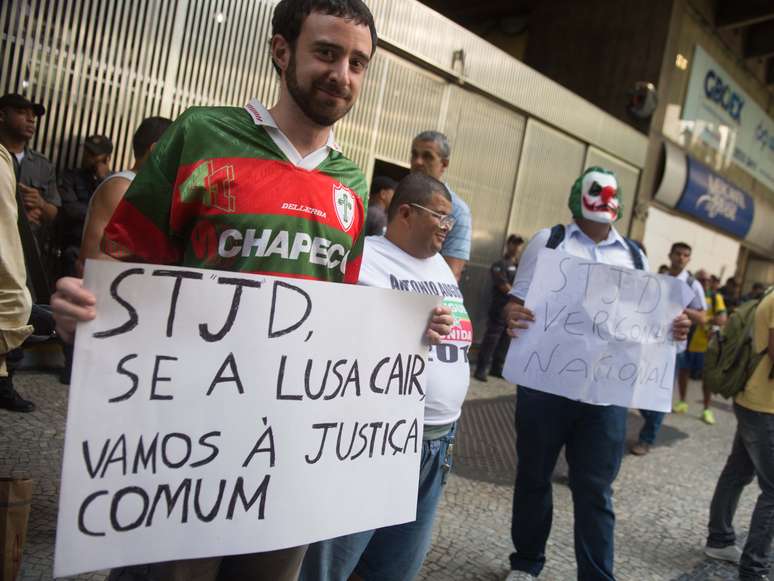 <p>Fãs da Portuguesa prometeram recorrer à Justiça comum</p>