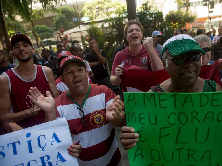 <p>Torcedores de times rivais do Fluminense protestam contra o STJD na porta do tribunal</p>