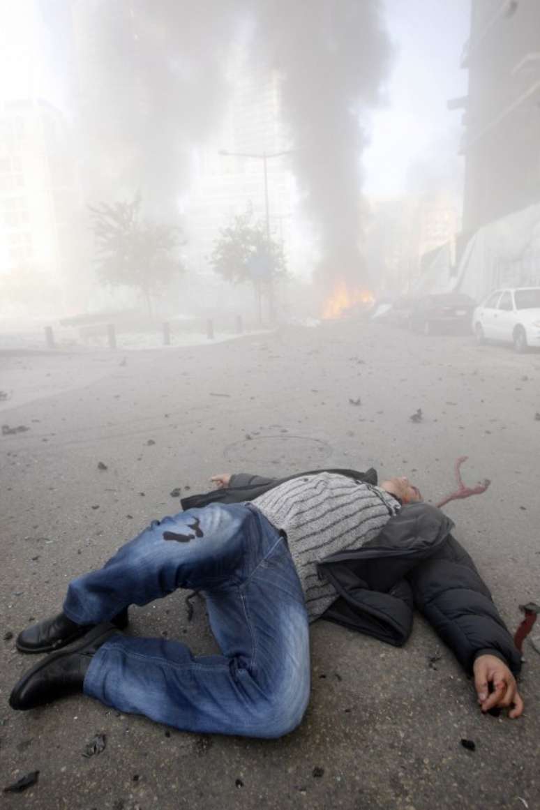 Homem ferido jaz na rua momentos depois de explosão de carro-bomba em Beirute