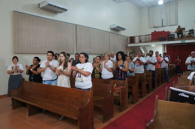 Familiares de vítimas da Boates Kiss batem palmas durante culto ecumênico em homenagem aos mortos na tragédia